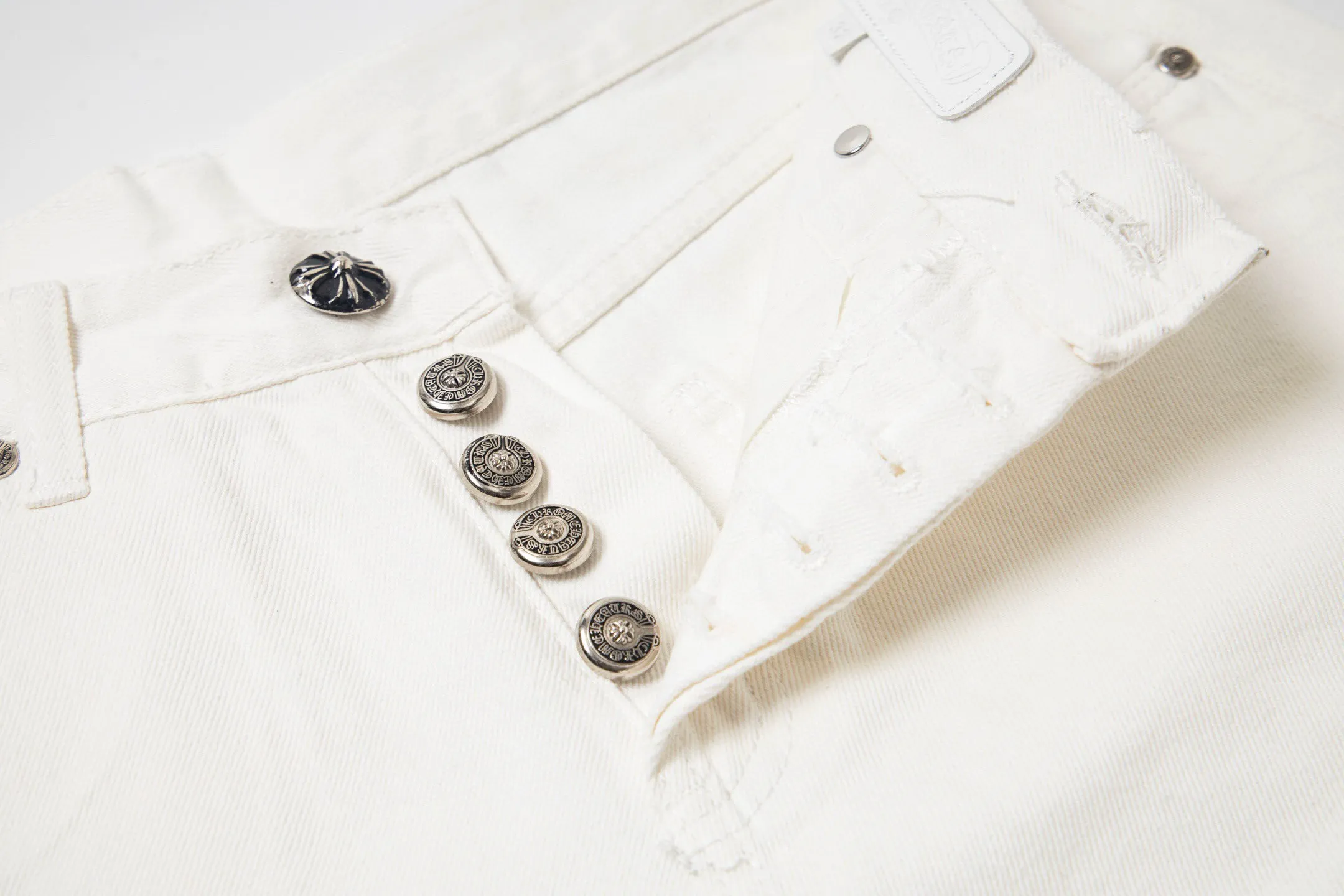 P280 💰 (Top version) Chrome Hearts White Bull King Metal Cross White Leather Heavy Industry Jeans Chrome Hearts is a brand that has always been famous for its high-end and design. The quality of these pants is unparalleled, and a pair is often hard to find at counters. It uses top-notch heavy-duty washing technology, the calf leather laser-cut cross is particularly exquisite, and the aged silver hardware adds a sense of retro and luxury. White denim fabric, paired with a cross leather design, is fashionable and individual. The straight version is also particularly slim. The style is the same for men and women, so whoever wears it will look better! The matching suggestions are as follows: Cool street style: Pair the upper body with a black short crop top, a black leather jacket, and black Martin boots. Wear a silver necklace and ring from Crowe and walk on the street to feel cool. Casual fashion style: wear a simple white cotton T-shirt inside, a loose denim jacket outside, and white sneakers. Overall casual and comfortable, suitable for daily travel and shopping. High-end outfit: Pair it with a black silk-textured shirt, tuck it into pants, and put on a pair of black leather shoes. Wear a black suit jacket to instantly enhance your temperament, and you can attend some formal occasions without any pressure. Color: White Ox King Size: 28-30-32-34 (corresponds to S-M-L-XL)